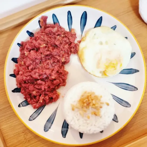 Corned beef with fried egg and garlic rice